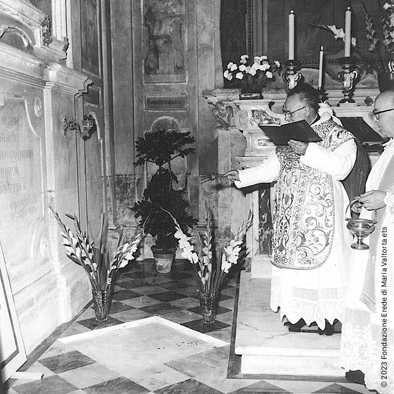 Padre Roschini benedice la tomba di Maria Valtorta nella cappella del Chiostro grande della SS. Annunziata