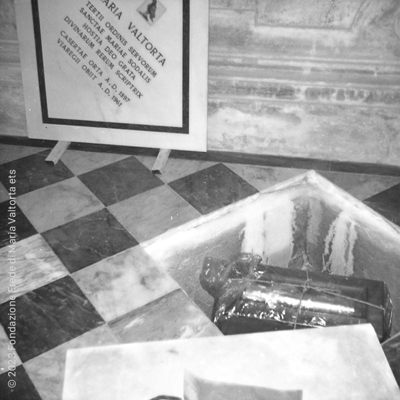 Caisse contenant les restes mortels de Maria valtorta déposée dans la tombe