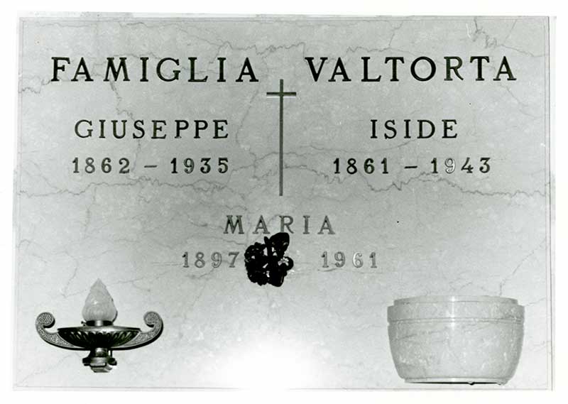 La pierre tombale de la famille Valtorta à Viareggio.